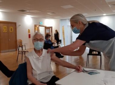 O femeie de 101 ani, supravieţuitoare a gripei spaniole, vaccinată împotriva maladiei COVID-19