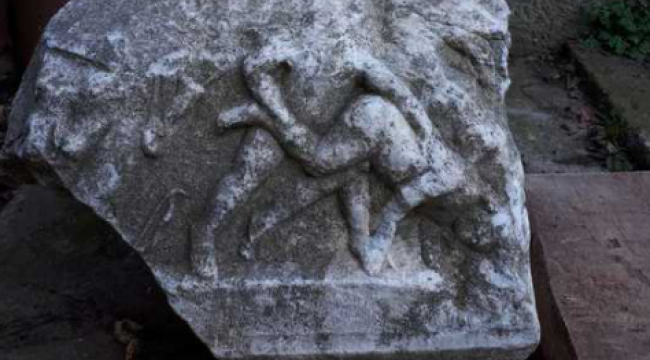 O bucată dintr-un sarcofag din epoca romană, găsită în locuinţa unui constănţean.