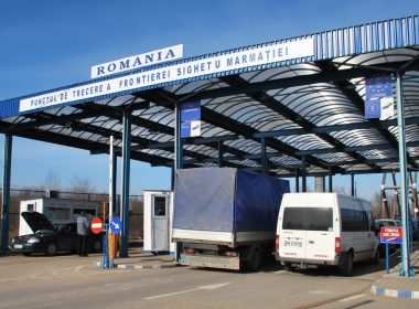 22 de migranţi din cinci ţări, descoperiţi ascunşi în trei camioane la graniţa cu Ungaria