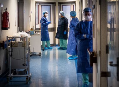 Medicii din Iaşi luptă să salveze viaţa unui pacient transplantat coronasceptic