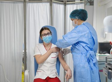 Prima persoană vaccinată în România, asistenta medicală de la Institutul Matei Balş, a primit a doua doză a vaccinului antiCovid, mai multe detalii în seara aceasta la Focus 18:00