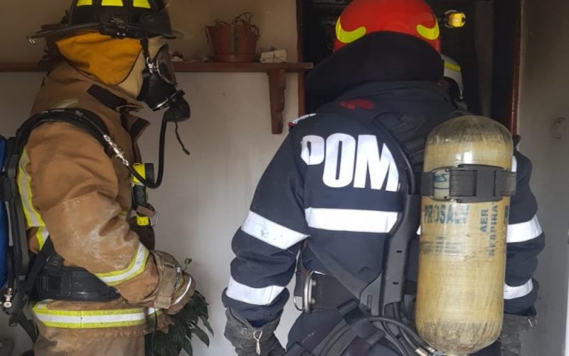 Peste 20 de locatari ai unui bloc din Sfântu Gheorghe, evacuaţi după ce un incendiu a izbucnit într-un atelier de reparaţii aflat la parter
