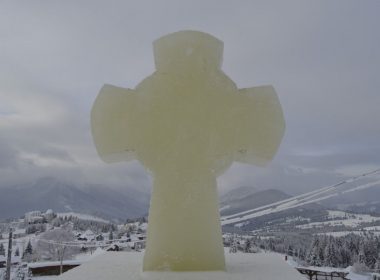 Crucea de gheaţă, sculptată la Suceava