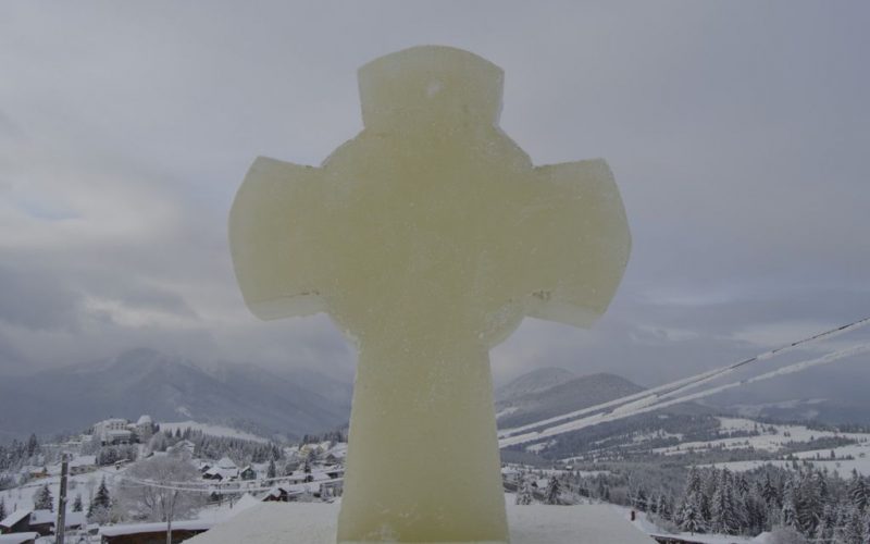 Crucea de gheaţă, sculptată la Suceava