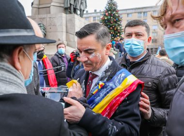 Primarul Mihai Chirica, stropit de un protestatar cu iaurt, la manifestările din Piaţa Unirii/ Bărbatul a fost ridicat de forţele de ordine