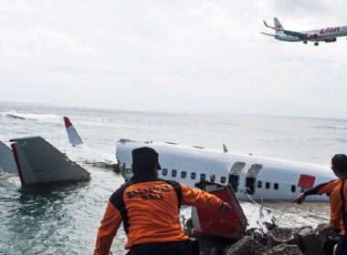 Un avion s-a prăbuşit în Indonezia. Aeronava a căzut de la 3.000 de metri în doar un minut. Printre pasageri erau 7 copii şi 3 bebeluşi