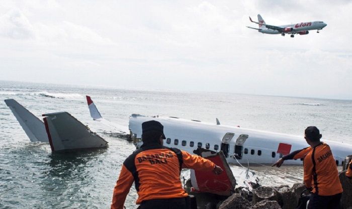 Un avion s-a prăbuşit în Indonezia. Aeronava a căzut de la 3.000 de metri în doar un minut. Printre pasageri erau 7 copii şi 3 bebeluşi