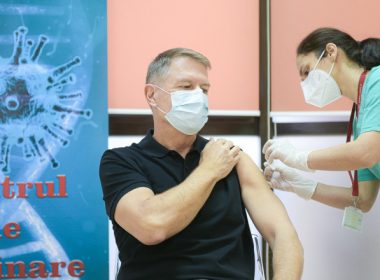 Iohannis a furat startul la vaccinare