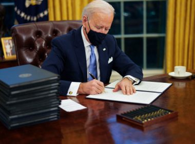 Joe Biden a semnat 17 decrete în prima zi ca preşedinte. SUA revin în Acordul pentru climă de la Paris şi în OMS
