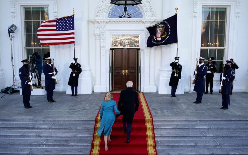 „Ne deschide şi nouă uşa cineva, vă rugăm?” Situaţia ciudată în care au fost puşi soţii Biden la sosirea la Casa Albă