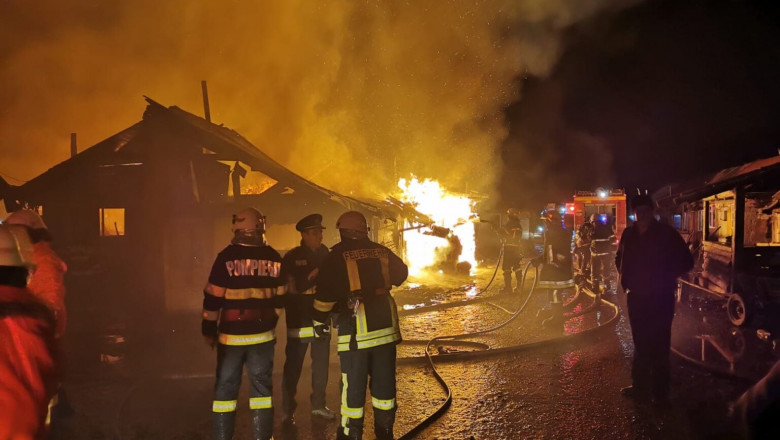 20 de case au ars într-un incendiu violent, în Miercurea Ciuc. Oamenii au fost adăpostiţi într-o sală de sport