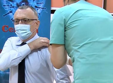 Ministrul Sorin Cîmpeanu s-a prezentat la vaccinare cu o cămaşă specială, cu „fereastră”