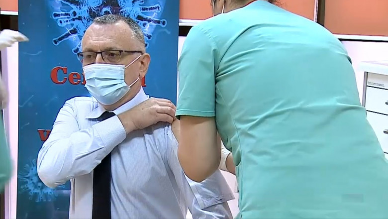 Ministrul Sorin Cîmpeanu s-a prezentat la vaccinare cu o cămaşă specială, cu „fereastră”