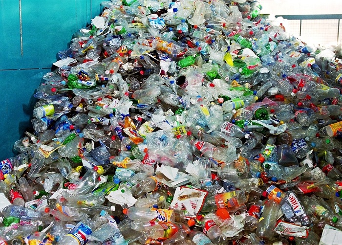 Înşelăciune cu deşeuri. Peste 8 milioane de lei din reciclarea falsă de peturi