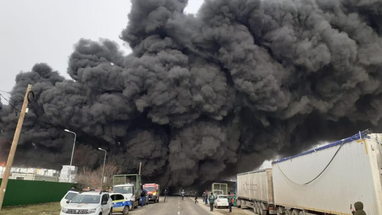 Pompierii intervin încă pentru a stinge incendiul izbucnit în urmă cu aproape 24 de ore pe o platfomă a unei firme de reciclare din Buzău