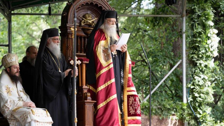 Arhiepiscopul Sucevei şi Rădăuţilor: Preoţii prinşi că „citesc viitorul” riscă să fie daţi afară din Biserică şi să devină laici