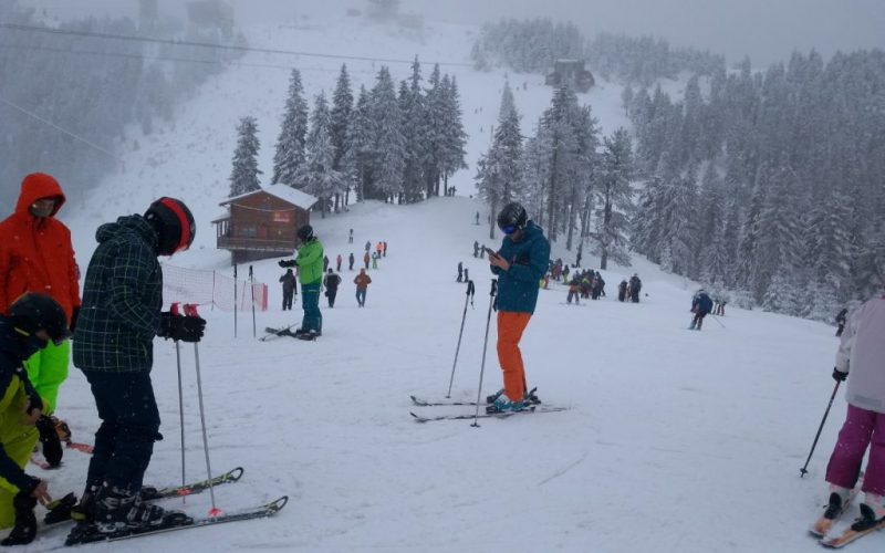 Protest pe schiuri în Poiana Braşov: "Tăiaţi pensiile speciale, nu pădurile"