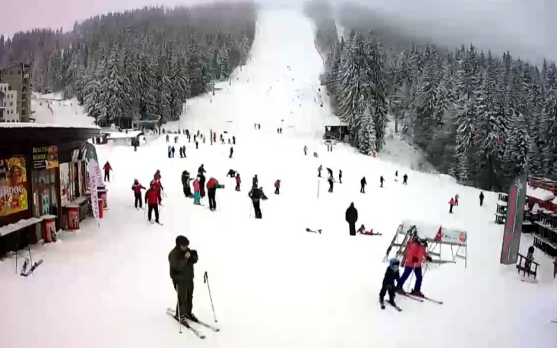 Cererea pentru vacanţe la schi în Bulgaria a crescut după ieşirea ţării din lista zonelor cu risc epidemiologic ridicat. O vacanţă la schi în Bansko costă 19 euro de persoană pe noapte, în hotel de trei stele cu mic dejun