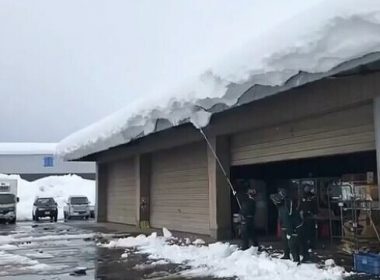Un bărbat a provocat o avalanşă când şi-a curăţat acoperişul. Imagini virale