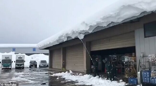 Un bărbat a provocat o avalanşă când şi-a curăţat acoperişul. Imagini virale