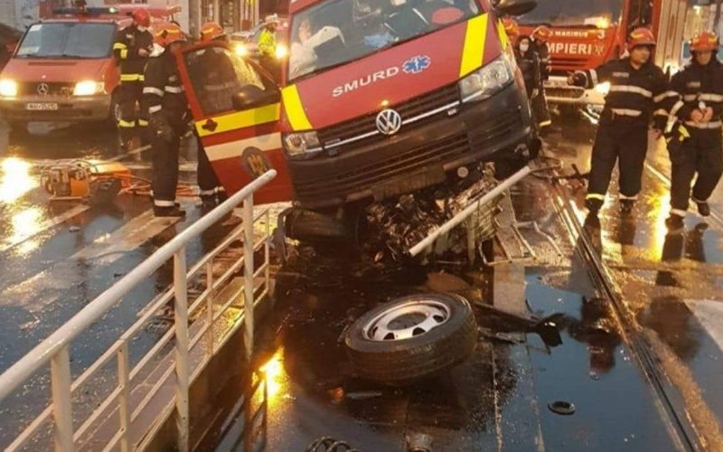 Accident cu ambulanţa în Bucureşti
