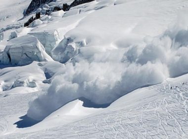 Turiştii, avertizaţi: Risc însemnat de avalanşe în mai multe zone de munte