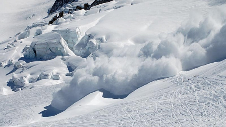 Turiştii, avertizaţi: Risc însemnat de avalanşe în mai multe zone de munte
