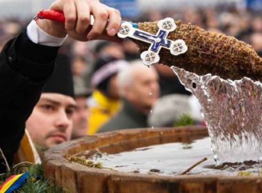 Reguli şi programul slujbei de Bobotează de la Patriarhie. Cum se va împărţi apa sfinţită anul acesta