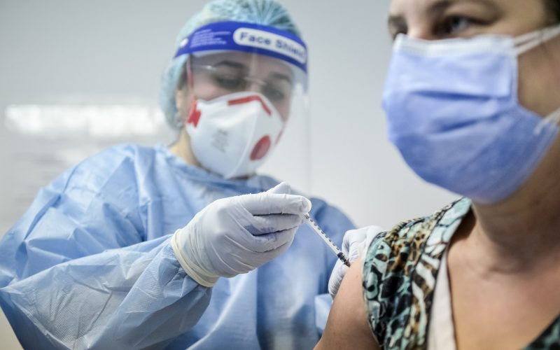 Autorităţile promit 100 de mii de vaccinări pe zi