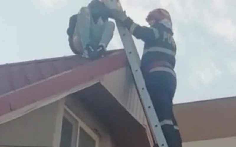 Pompierii au intervenit pentru a coborî de pe o casă un băiat de 15 ani rămas blocat pe acoperiş