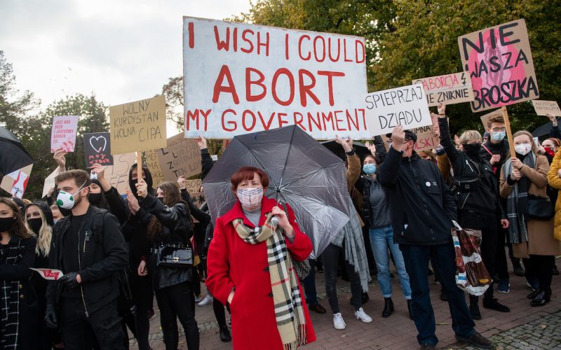 Polonia interzice aproape în totalitate avortul. Decizia justiţiei a intrat în vigoare