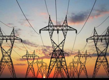 Românii vor plăti facturile de energie electrică pe luna ianuarie tot la preţ de serviciu universal