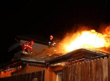 Cluj: O femeie a murit la Câmpia Turzii după ce în locuinţa sa a avut loc o explozie, urmată de incendiu