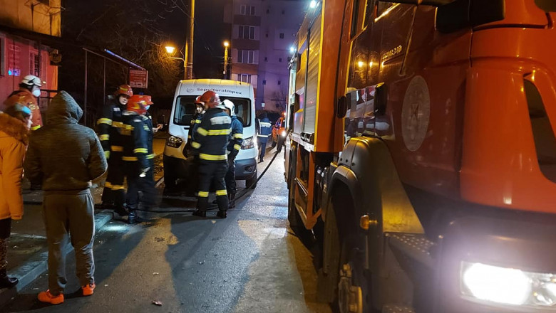 O femeie a murit şi 46 de persoane au fost evacuate după un incendiu la un bloc din Baia Mare
