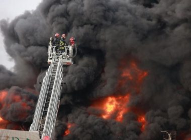 Explozie urmată de incendiu într-un complex