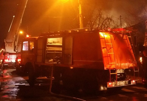 Zeci de persoane evacuate dintr-un bloc în urma unui incendiu izbucnit la o garsonieră