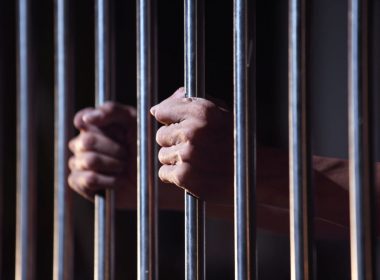 Doi bărbaţi din Borleşti, condamnaţi la închisoare după ce au omorât în bătaie un localnic, încarceraţi de poliţişti