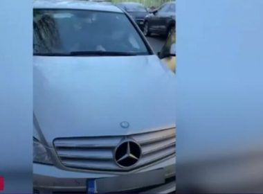 Şoferul filmat în timp ce loveşte intenţionat căruciorul în care se afla un bebeluş a fost reţinut de poliţie