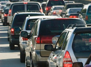 O grefieră de la Tribunalul Bihor a falsificat acte pentru înmatricularea a 34 de autoturisme fără plata taxei de poluare