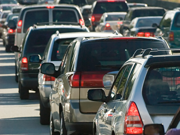 O grefieră de la Tribunalul Bihor a falsificat acte pentru înmatricularea a 34 de autoturisme fără plata taxei de poluare