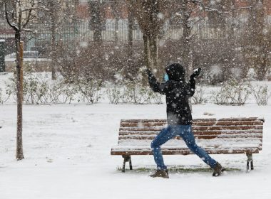 Trei alerte meteo de vreme severă în întreaga ţară. De joi, va ninge abundent, iar temperaturile scad până la minus 15 grade Celsius