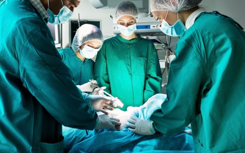 Intervenţie chirurgicală complexă, de şase ore, pentru salvarea vieţii bărbatului atacat de urs