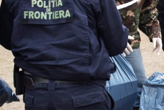 Un român care transporta cu microbuzul 12 migranţi intraţi ilegal în ţară, arestat preventiv