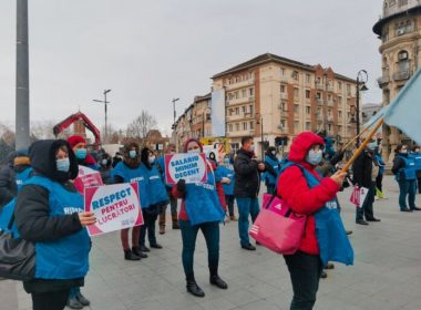 Protest în faţa prefecturii din Craiova