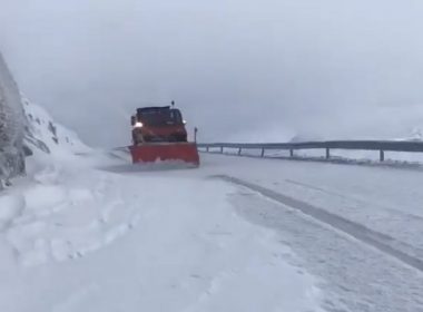 Zăpada a blocat drumurile