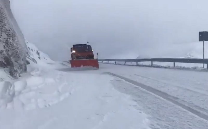 Zăpada a blocat drumurile