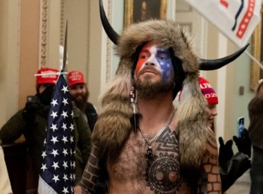 „Şamanul de la Capitoliu” îi cere lui Trump să îl graţieze: Ar fi corect să îi graţieze pe cei care i-au ascultat invitaţia