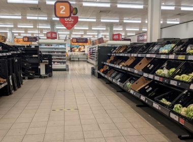 Brexitul începe să se simtă în supermarketurile britanice: rafturi goale în raioanele de fructe şi legume