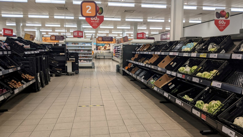 Brexitul începe să se simtă în supermarketurile britanice: rafturi goale în raioanele de fructe şi legume