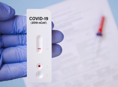 Un bărbat care falsifica teste anti-COVID, reţinut de poliţişti. Testele PCR cu rezultat negativ erau vândute pe internet